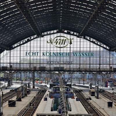Der Kölner Hauptbahnhof ohne Menschen. Blick auf Gleise und Bahnsteige.