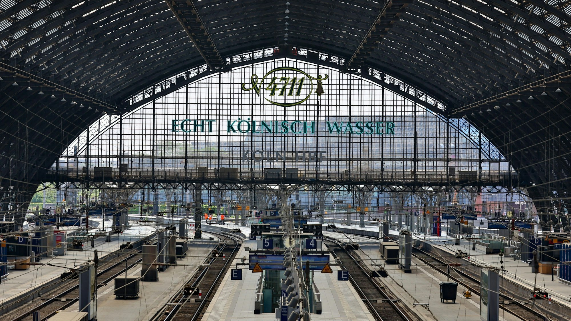 17.06.2023
Köln
Der Kölner Hauptbahnhof ist aufgrund der Zweiten Baustufe des elektronischen Stellwerk (ESTW) Köln Hbf tagsüber wegen Umrüstungsarbeiten für Fern- und Regionalverkehr geschlossen.
Schild mit Gleis gesperrt
Foto: Martina Goyert