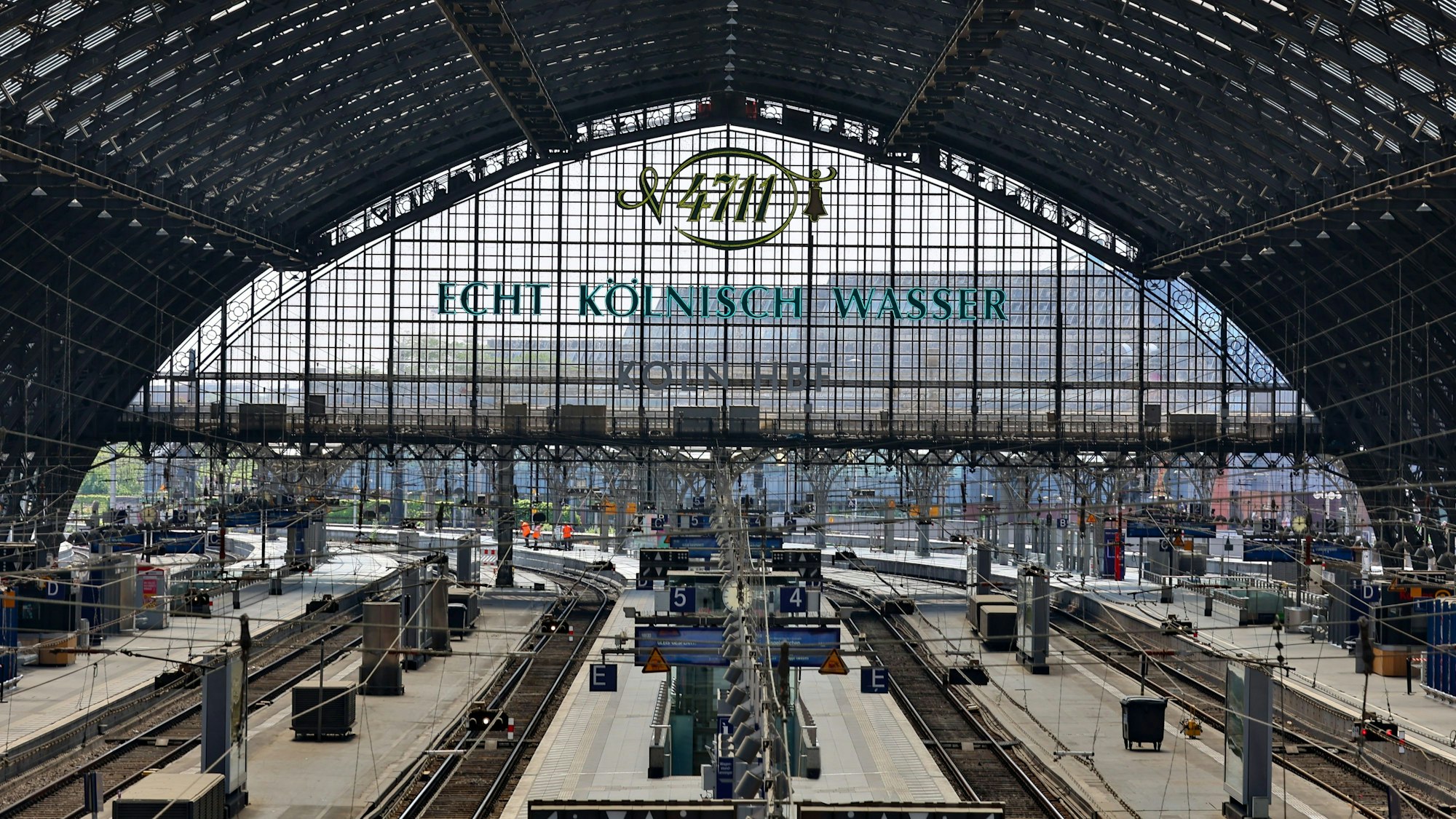 Der Kölner Hauptbahnhof ohne Menschen. Blick auf Gleise und Bahnsteige.