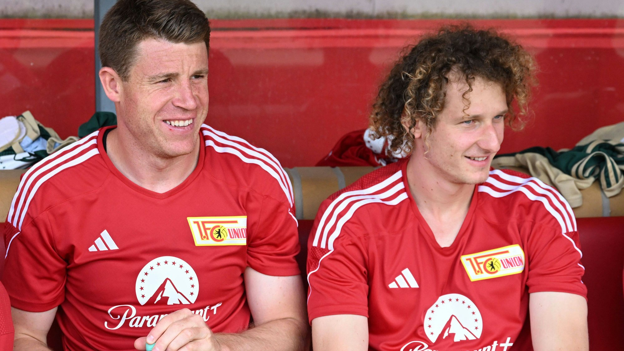 Dominique Heintz (l.) und Alex Kral sitzen bei einem Testspiel gegen Kiel auf der Bank von Union Berlin.