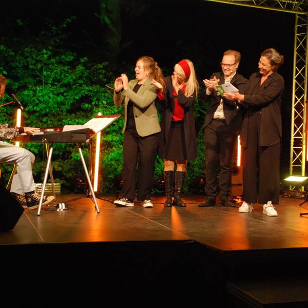 Die Kabarettisten Martin Zingsheim (v.l.), Fee Badenius, Barbara Ruscher, René Sydow und Eva Eiselt beim WDR-Satieresommer auf der Bühne am Sportplatz in Nöthen.