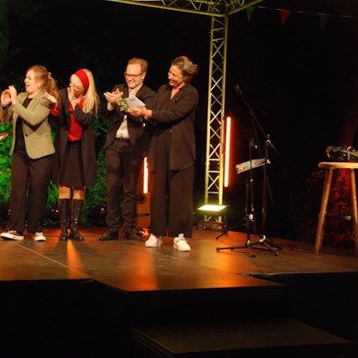 Die Kabarettisten Martin Zingsheim (v.l.), Fee Badenius, Barbara Ruscher, René Sydow und Eva Eiselt beim WDR-Satieresommer auf der Bühne am Sportplatz in Nöthen.