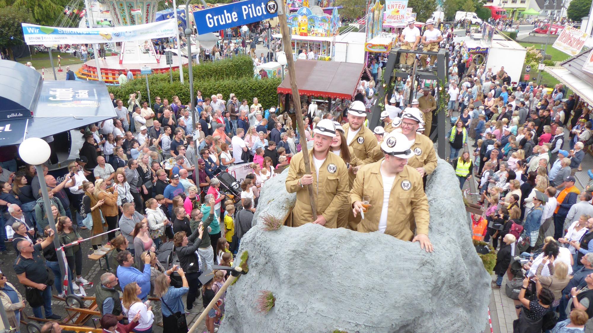 Ein Mottowagen von oben, der wie ein Berg gestaltet ist.