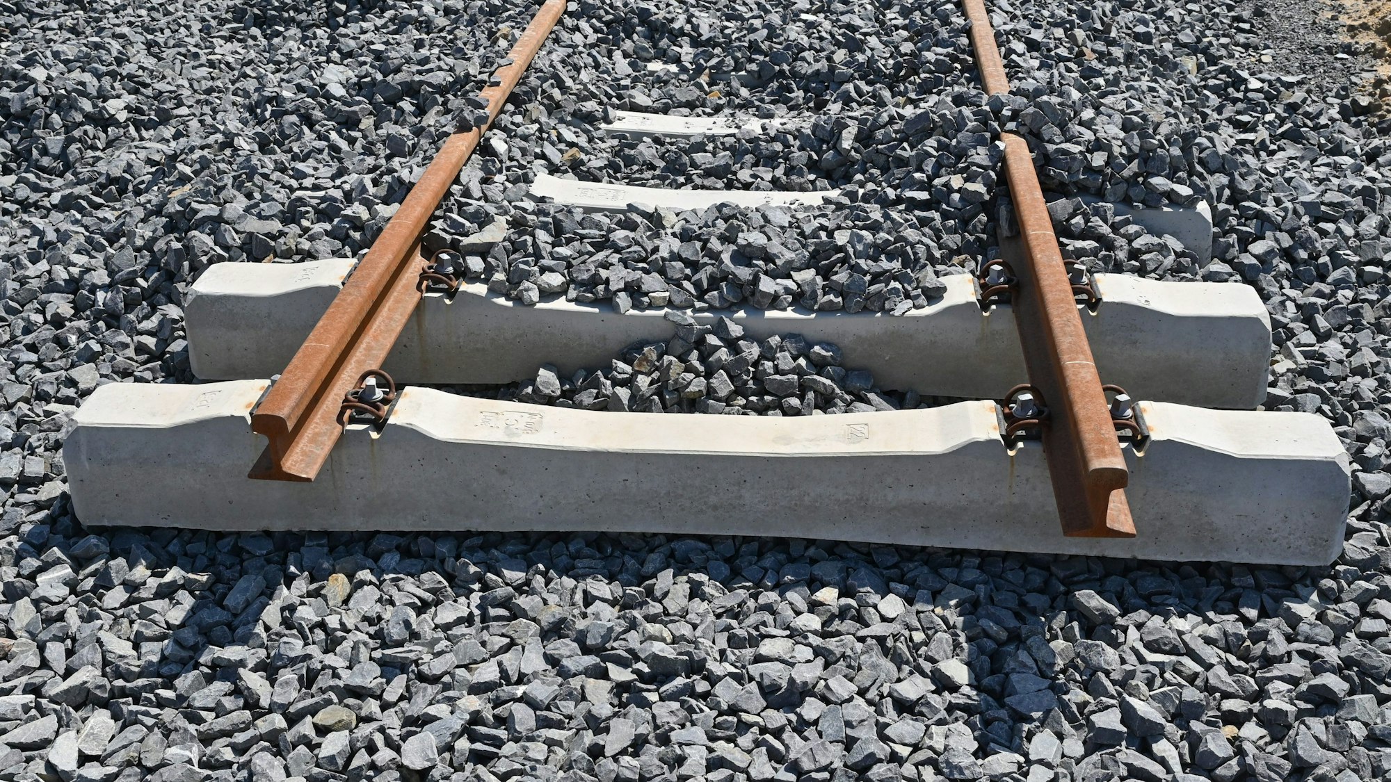ARCHIV - 06.07.2023, Brandenburg, Cottbus: Schienen liegen an einer Baustelle der Bahn für ein neues Gleis. (Zu dpa "Sturmtief «Poly» und Baustellen belasten Bahn-Fahrgäste auch im Juli") Foto: Patrick Pleul/dpa +++ dpa-Bildfunk +++