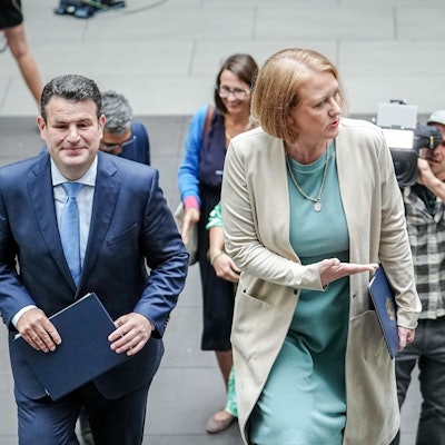 Hubertus Heil (SPD, l-r), Bundesminister für Arbeit und Soziales, Lisa Paus (Bündnis 90/Die Grünen), Bundesministerin für Familie, Senioren, Frauen und Jugend, und Christian Lindner (FDP), Bundesminister der Finanzen, kommen zur Pressekonferenz zur Vorstellung der Einigung der Koalition über die Eckpunkte der Kindergrundsicherung.