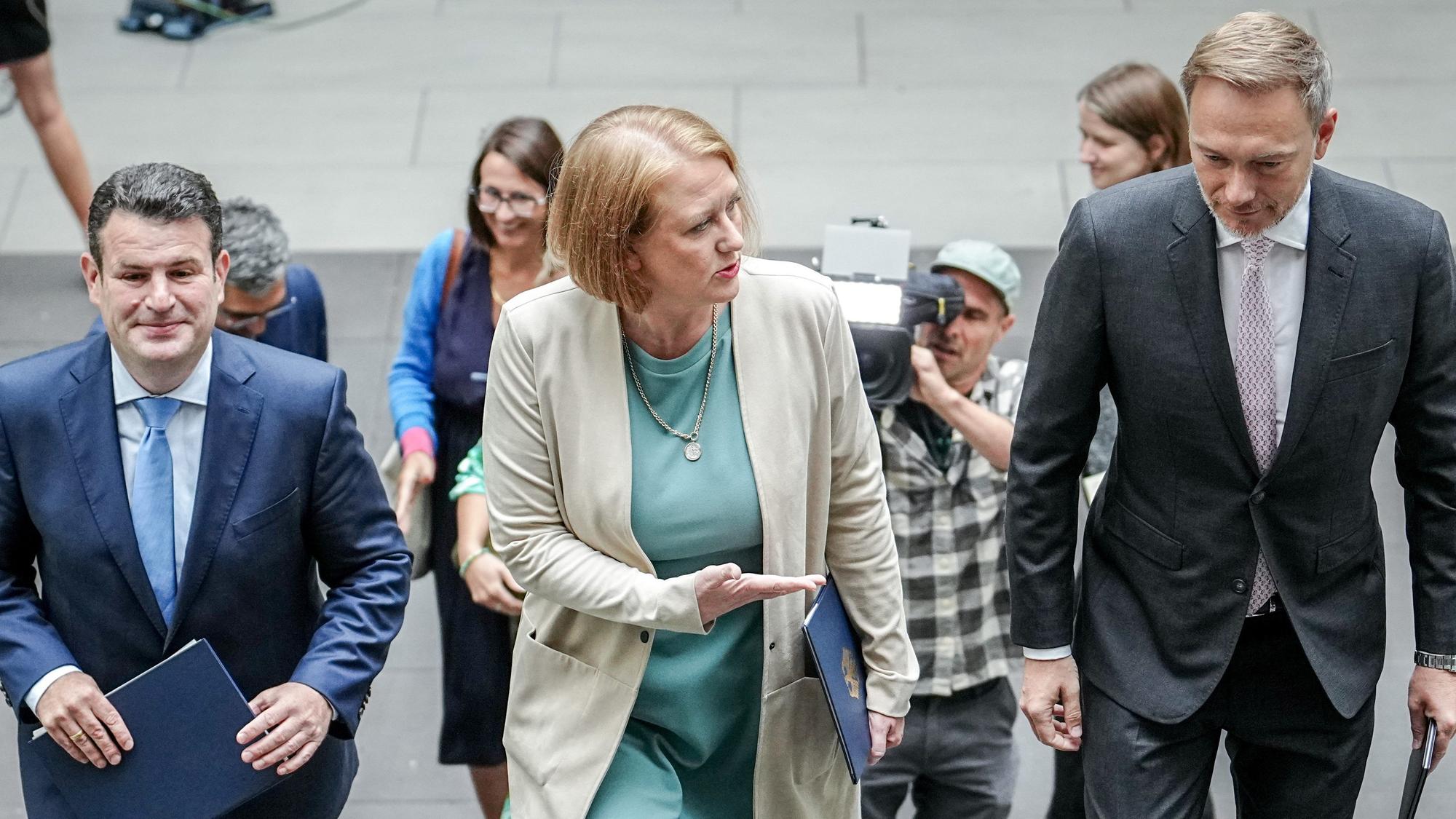 Hubertus Heil (SPD, l-r), Bundesminister für Arbeit und Soziales, Lisa Paus (Bündnis 90/Die Grünen), Bundesministerin für Familie, Senioren, Frauen und Jugend, und Christian Lindner (FDP), Bundesminister der Finanzen, kommen zur Pressekonferenz zur Vorstellung der Einigung der Koalition über die Eckpunkte der Kindergrundsicherung.