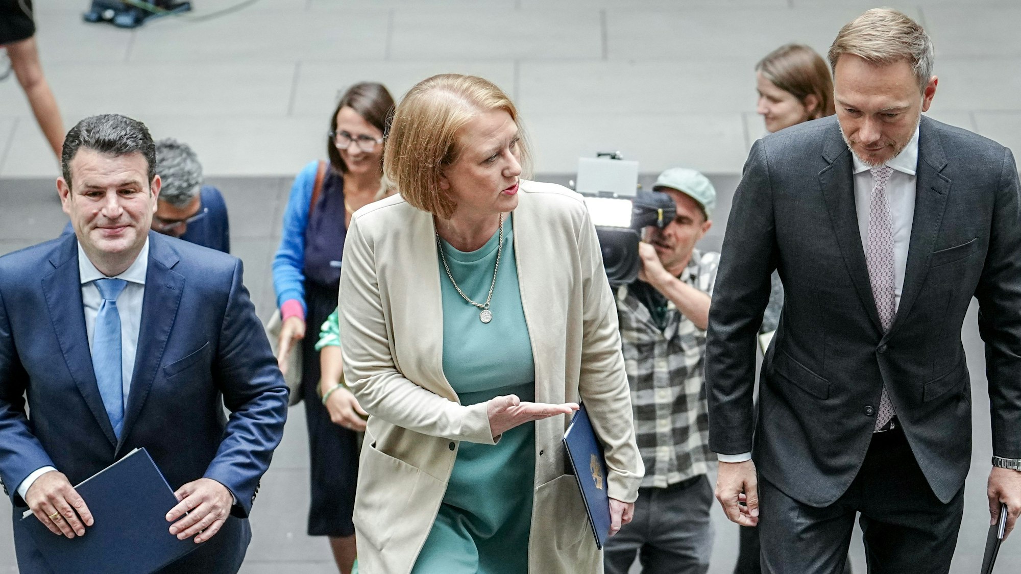 Hubertus Heil (SPD, l-r), Bundesminister für Arbeit und Soziales, Lisa Paus (Bündnis 90/Die Grünen), Bundesministerin für Familie, Senioren, Frauen und Jugend, und Christian Lindner (FDP), Bundesminister der Finanzen, kommen zur Pressekonferenz zur Vorstellung der Einigung der Koalition über die Eckpunkte der Kindergrundsicherung.