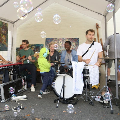 Eine Band spielt auf einer Bühne.