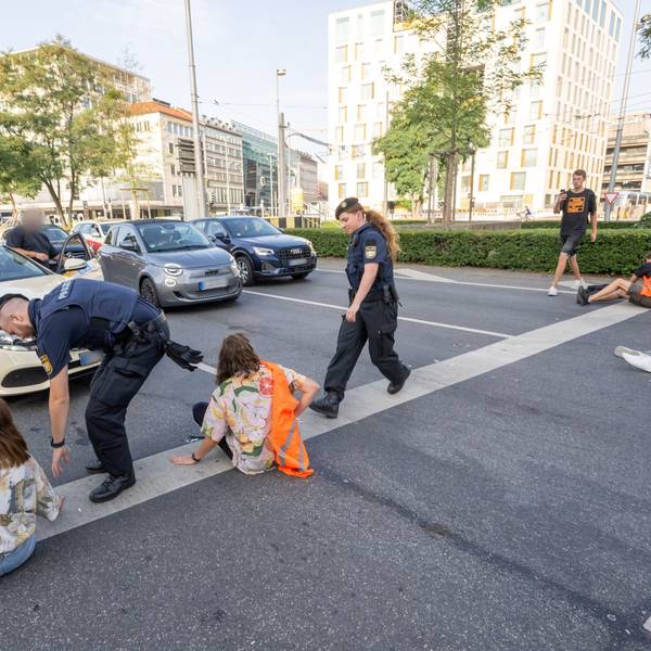 München: Polizisten rennen auf der Kreuzung am Stachus in der Innenstadt zu Teilnehmern· der Letzten Generation, die eine Straße blockieren. (Symbolbild)