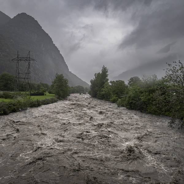 Der Fluss Brenno im Kanton Tessin führt nach schweren Unfällen Hochwasser. Auch für Teile Deutschlands wird vor Überschwemmungsgefahr am Montag gewarnt.