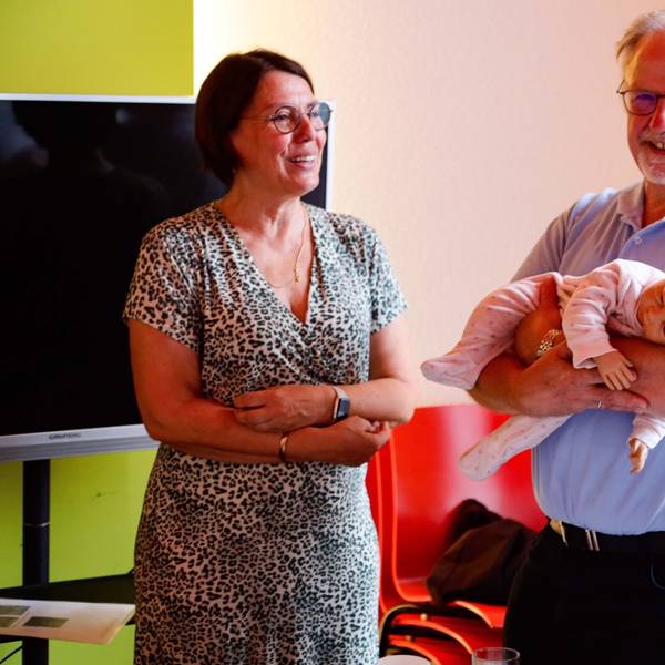 Kursleiterin Dagmar Stapper zeigt einem Teilnehmer, wie man ein Baby hält.