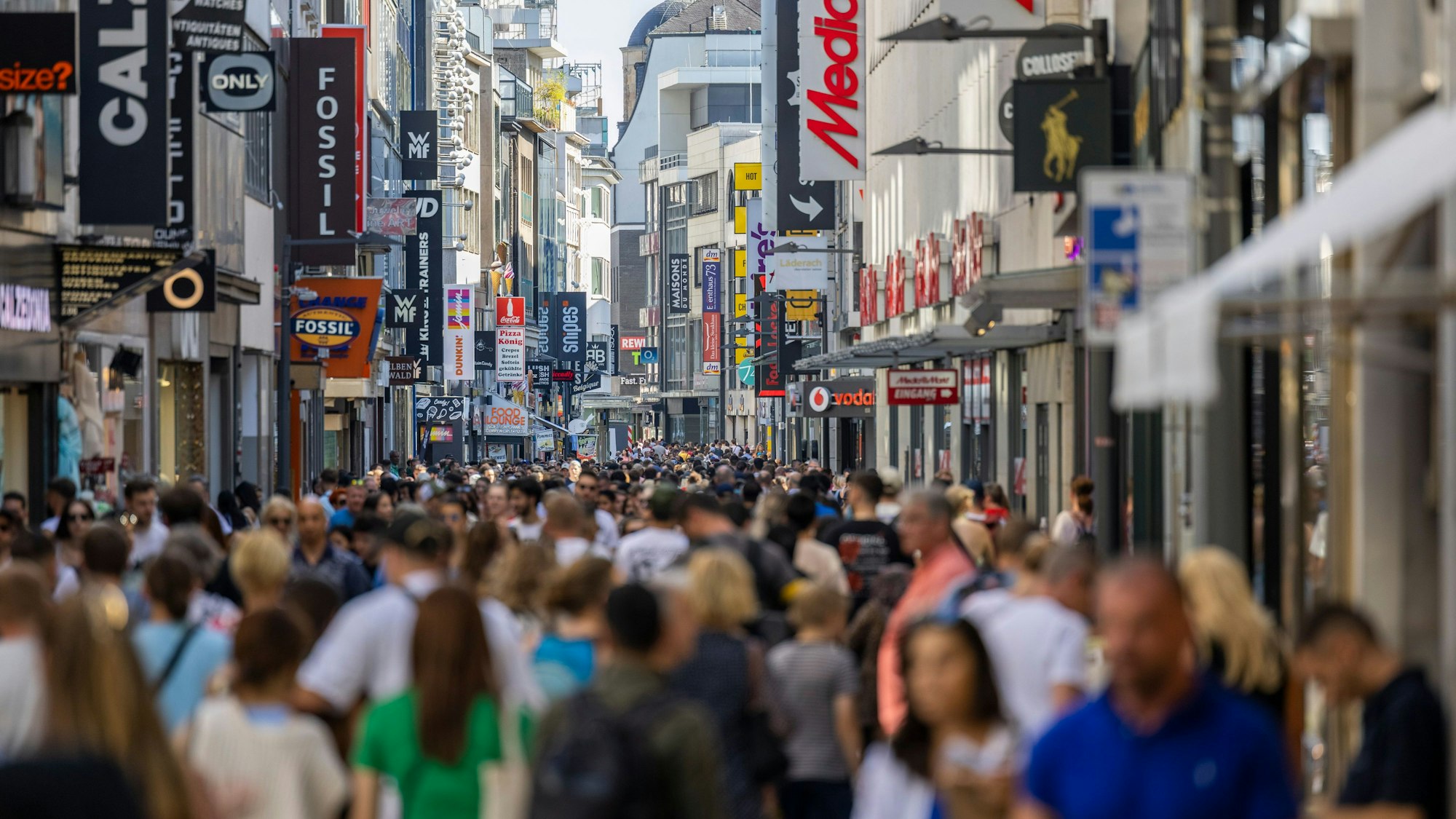 Menschen drängen sich in der Hohe Straße in Köln.
