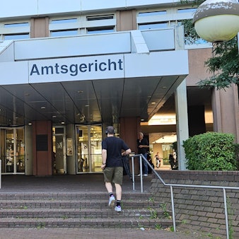 Ein Mann steigt die Stufen zum Land- und Amtsgericht hinauf.