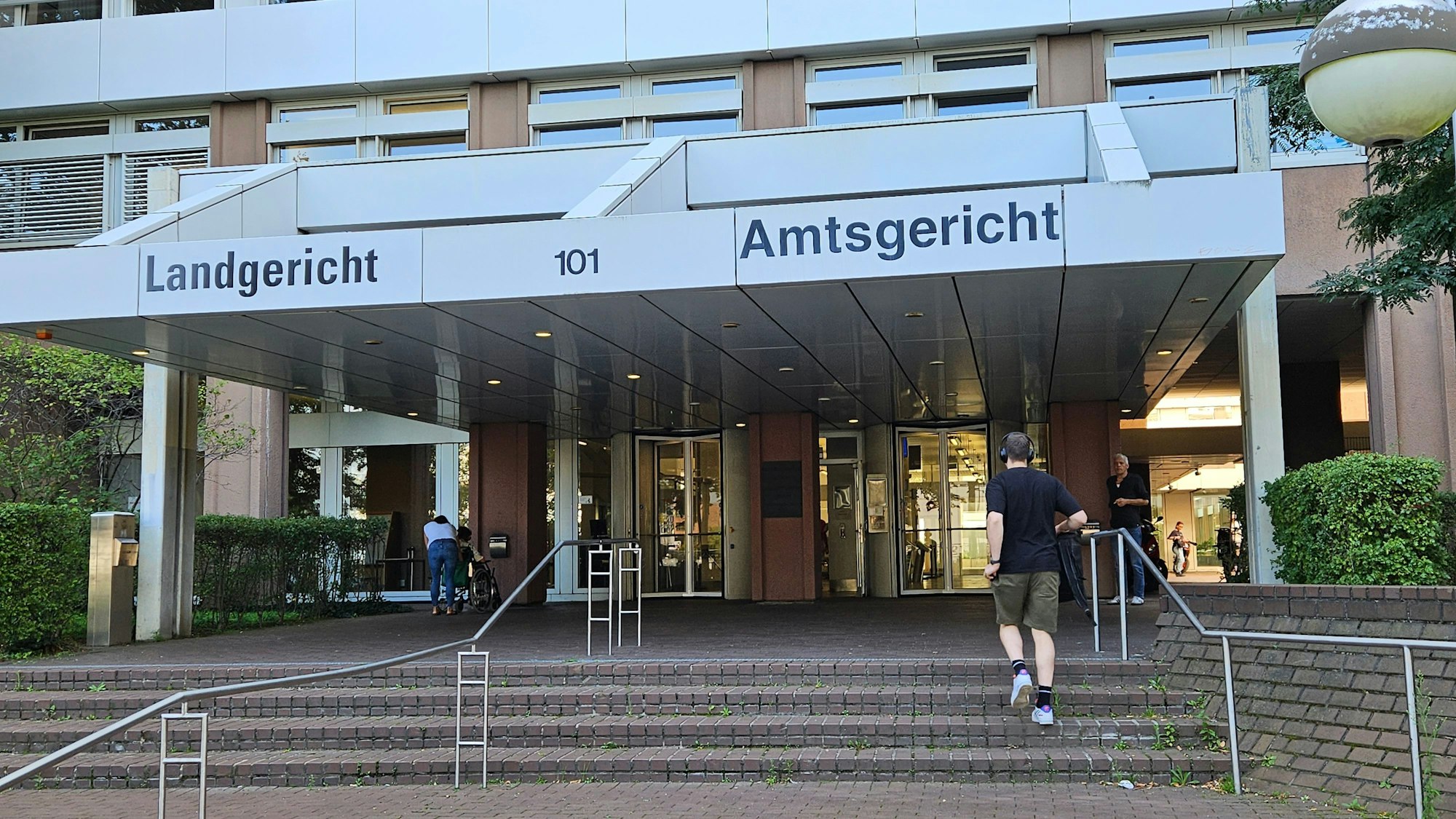 Auf dem Foto ist der Eingang zum Gerichtsgebäude in Köln zu sehen.