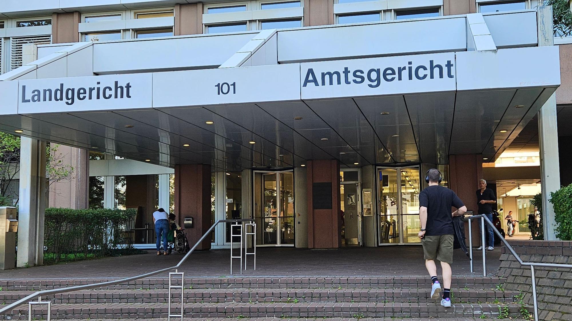 Ein Mann steigt die Stufen zum Land- und Amtsgericht hinauf.