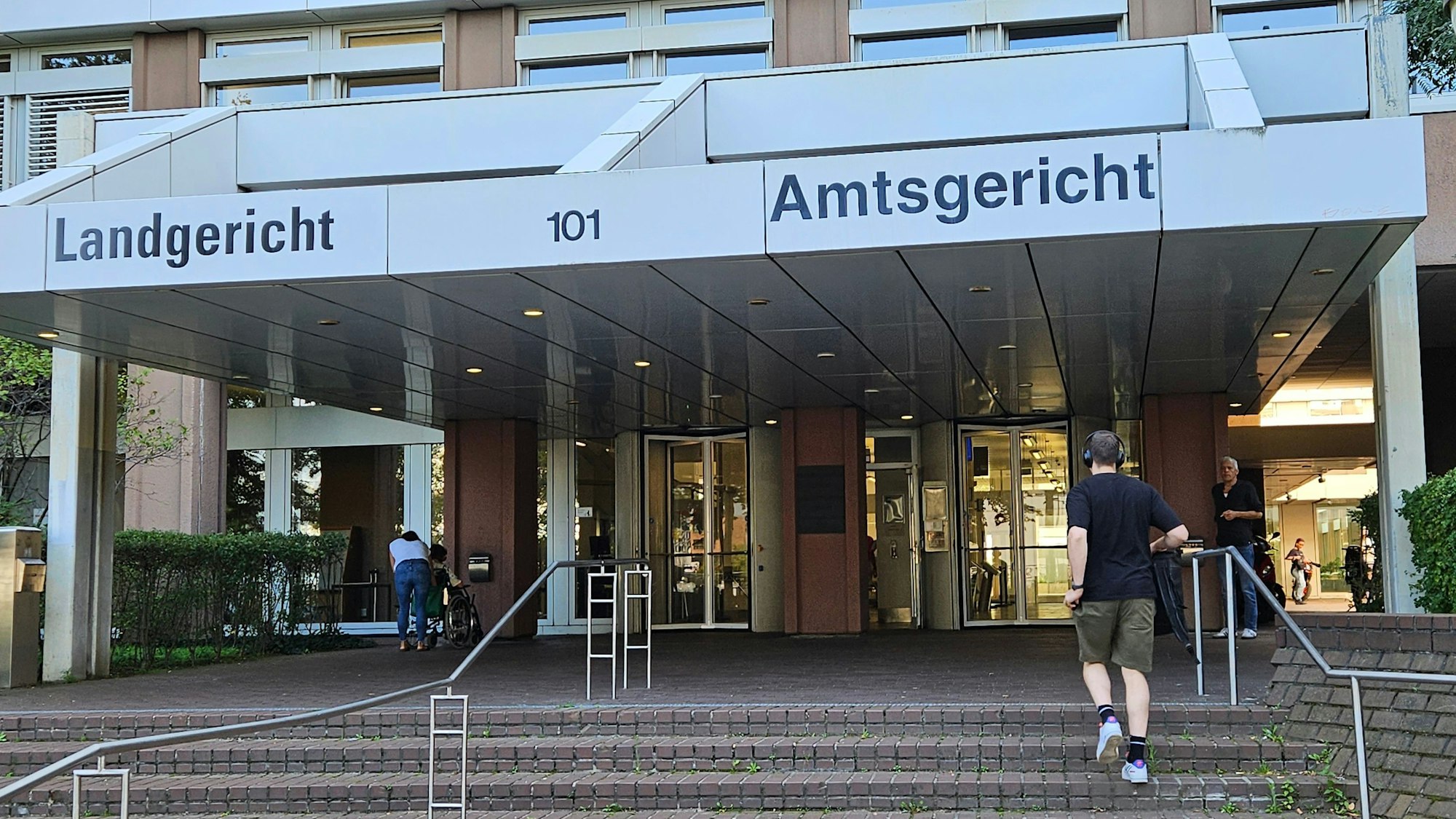 Ein Mann steigt die Stufen zum Land- und Amtsgericht hinauf.