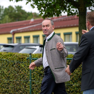 27.08.2023, Bayern, Ansbach: Hubert Aiwanger verlässt das Jubiläum vom Rinderzuchtverband Franken anlässlich des 125-jährigen Bestehens des Verbands, wo er ein Grußwort gesprochen hat. Foto: Pia Bayer/dpa +++ dpa-Bildfunk +++