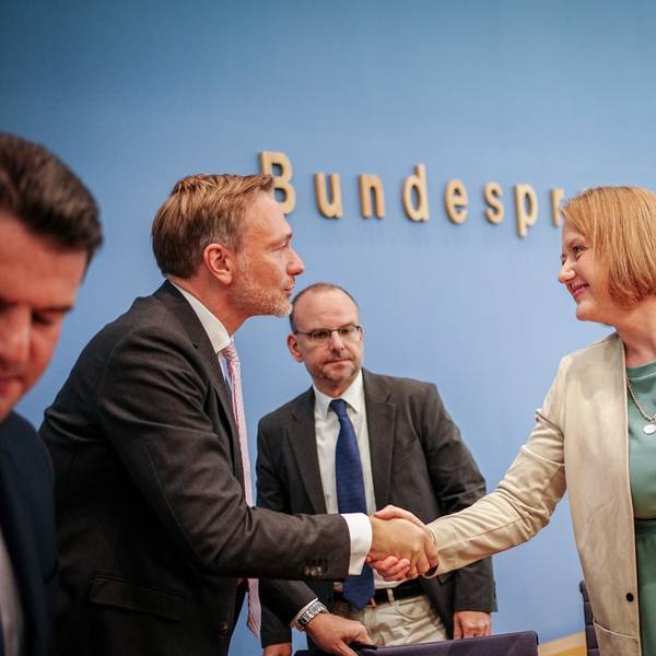 Hubertus Heil (SPD, l-r), Bundesminister für Arbeit und Soziales, Christian Lindner (FDP), Bundesminister der Finanzen, und Lisa Paus (Bündnis 90/Die Grünen), Bundesministerin für Familie, Senioren, Frauen und Jugend, verabschieden sich nach der Pressekonferenz zur Vorstellung der Einigung der Koalition über die Eckpunkte der Kindergrundsicherung.