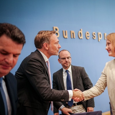 Hubertus Heil (SPD, l-r), Bundesminister für Arbeit und Soziales, Christian Lindner (FDP), Bundesminister der Finanzen, und Lisa Paus (Bündnis 90/Die Grünen), Bundesministerin für Familie, Senioren, Frauen und Jugend, verabschieden sich nach der Pressekonferenz zur Vorstellung der Einigung der Koalition über die Eckpunkte der Kindergrundsicherung.