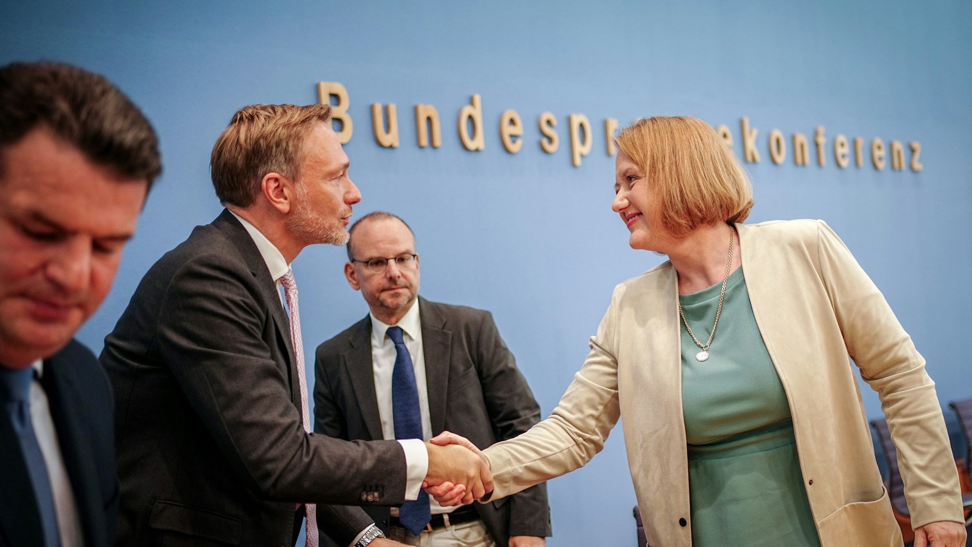 Hubertus Heil (SPD, l-r), Bundesminister für Arbeit und Soziales, Christian Lindner (FDP), Bundesminister der Finanzen, und Lisa Paus (Bündnis 90/Die Grünen), Bundesministerin für Familie, Senioren, Frauen und Jugend, verabschieden sich nach der Pressekonferenz zur Vorstellung der Einigung der Koalition über die Eckpunkte der Kindergrundsicherung.