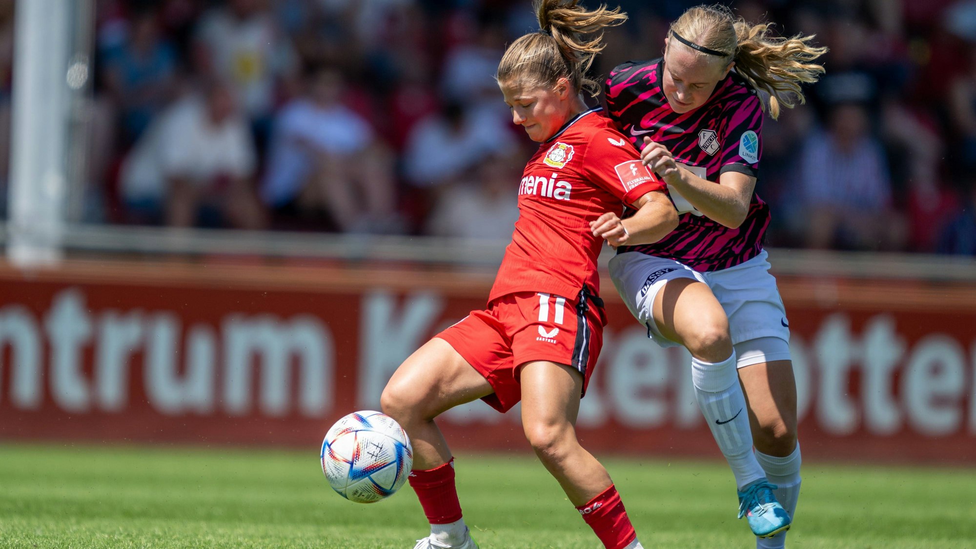 GER, FSP, Bayer 04 Frauen vs FC Utrecht Testspiel / 08.07.2023, Leistungszentrum Kurtekotten, Leverkusen, GER, FSP, Bayer 04 Frauen vs FC Utrecht Testspiel Im Bild: Kristin Kögel Bayer 04 Lverkusen, 11 seit sich gegen ihre Gegenspielerin durch *** GER, FSP, Bayer 04 women vs FC Utrecht test match 08 07 2023, Leistungszentrum Kurtekotten, Leverkusen, GER, FSP, Bayer 04 women vs FC Utrecht test match In the picture Kristin Kögel Bayer 04 Lverkusen, 11 since asserting herself against her opponent nordphotoxGmbHxx/xDenkinger nph00015