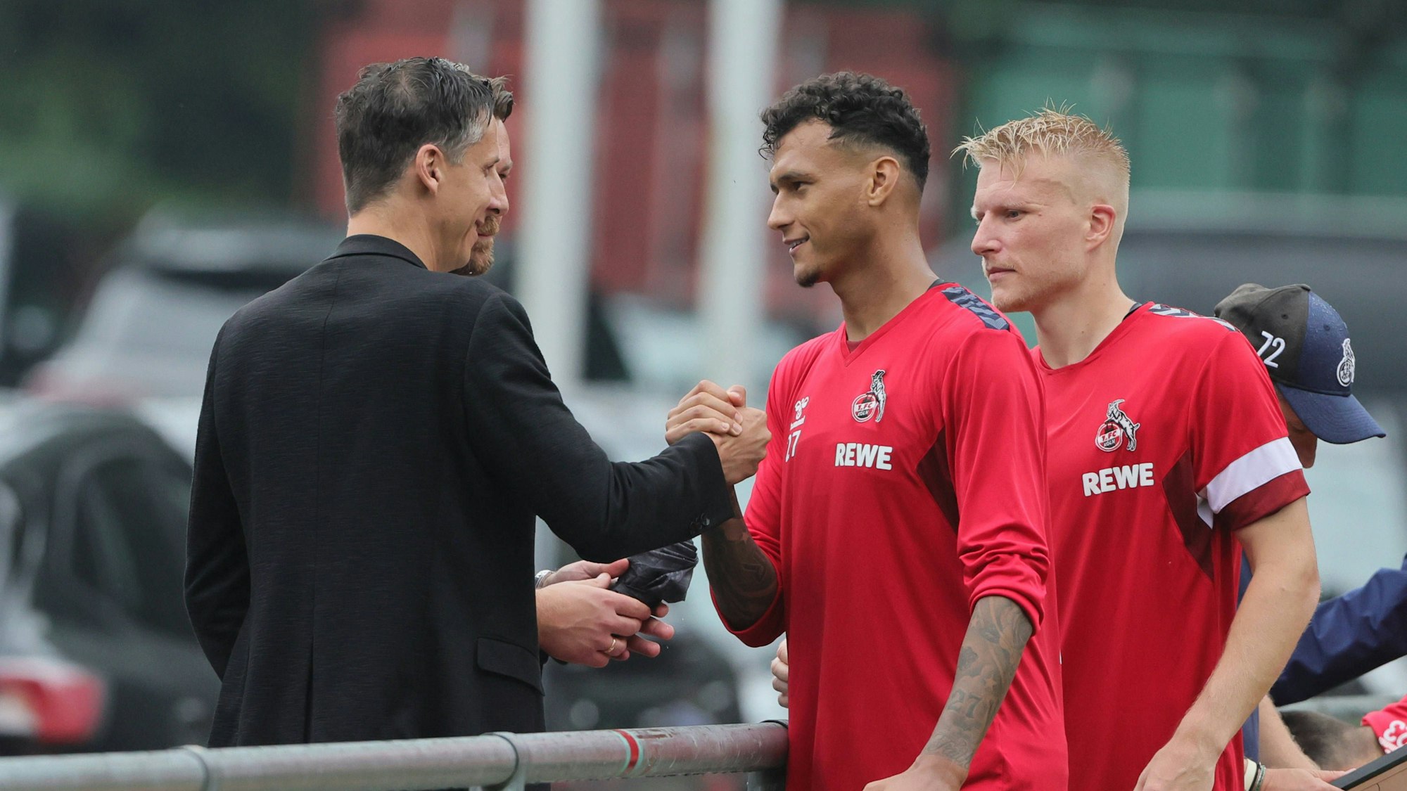 FC-Geschäftsführer Christian Keller und Kölns Stürmer Davie Selke begrüßen sich am Geißbockheim.