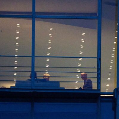 27.08.2023, Berlin: Bundeskanzler Olaf Scholz (r, SPD) nimmt an einer Besprechung teil. Finanzminister Lindner und Familienministerin Paus tagten mit Scholz im Kanzleramt.