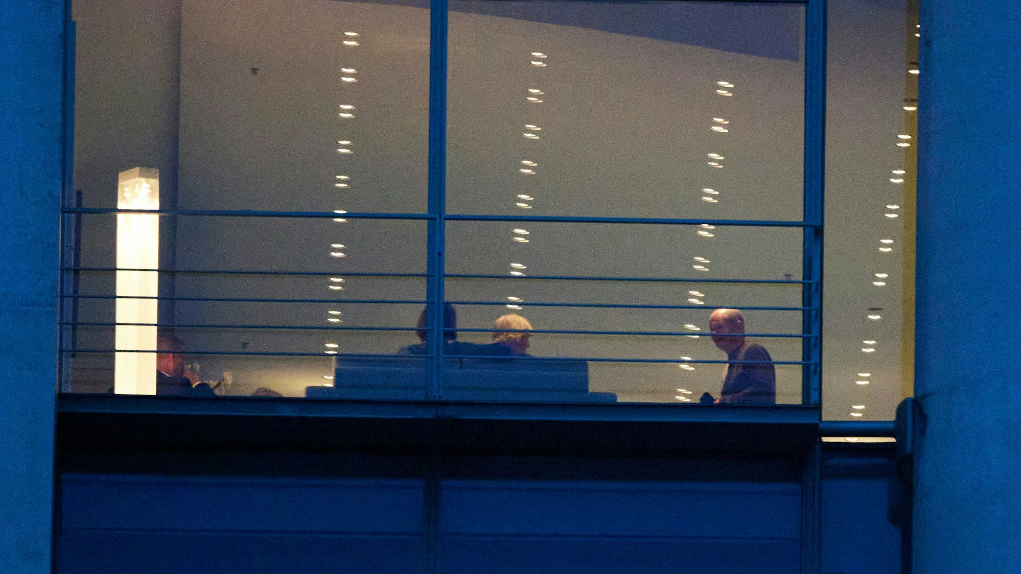 27.08.2023, Berlin: Bundeskanzler Olaf Scholz (r, SPD) nimmt an einer Besprechung teil. Finanzminister Lindner und Familienministerin Paus tagten mit Scholz im Kanzleramt.