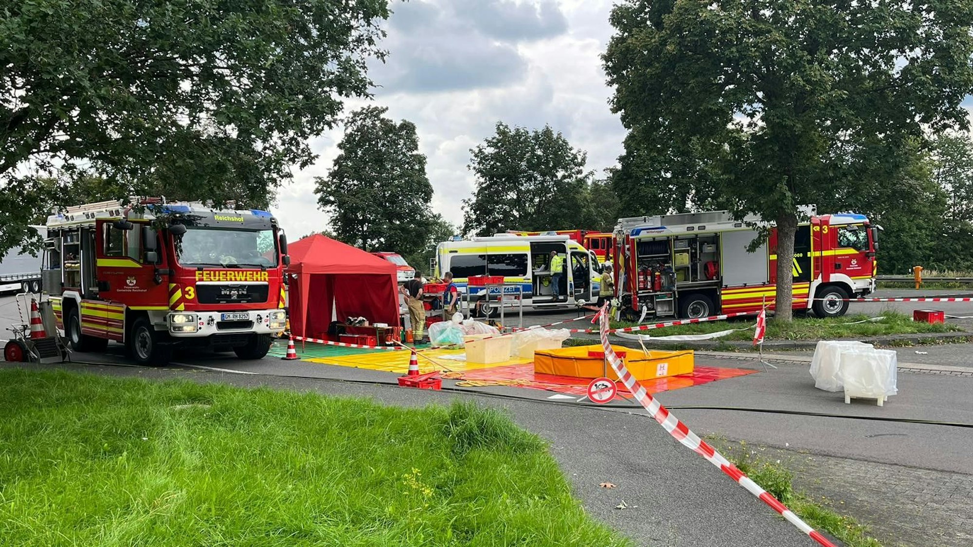 Mehrere Feuerwehrwagen stehen auf dem Rastplatz.