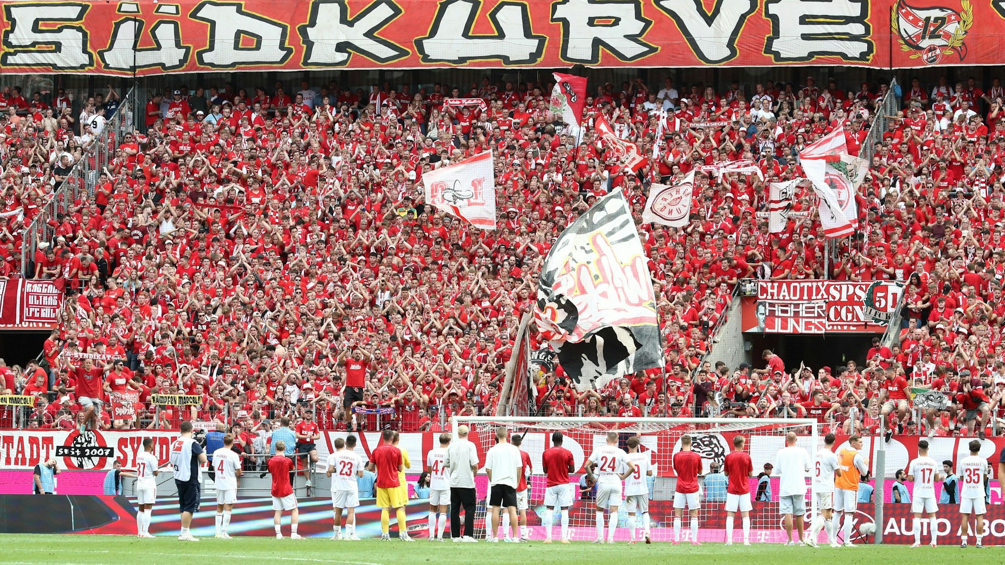 Die Kölner Mannschaft applaudiert nach dem Spiel vor der Südtribüne.
