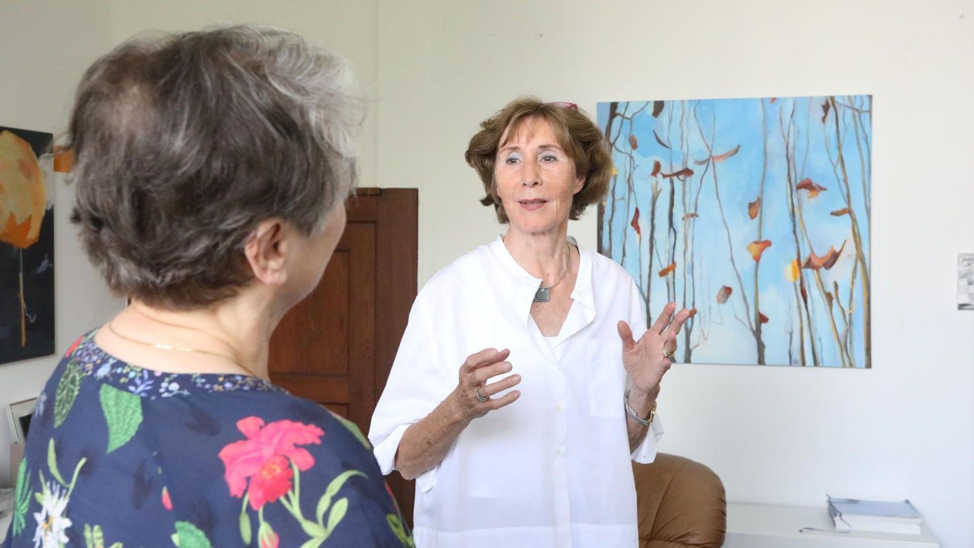 Christine Theile im Gespräch mit einer Besucherin in ihrem Atelier.