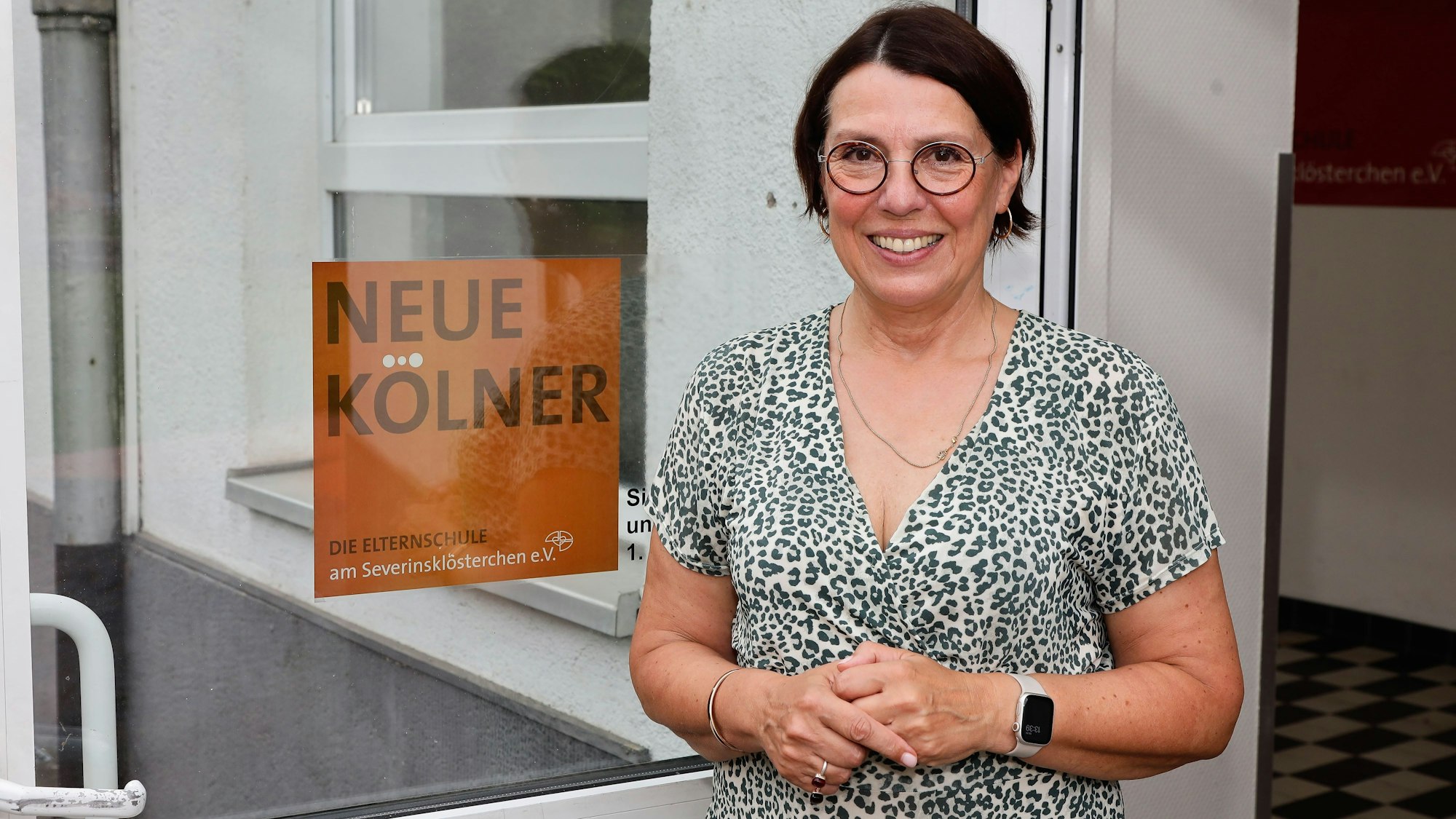 Kursleiterin Dagmar Stapper vor dem Eingang der Elternschule „Neue Kölner“