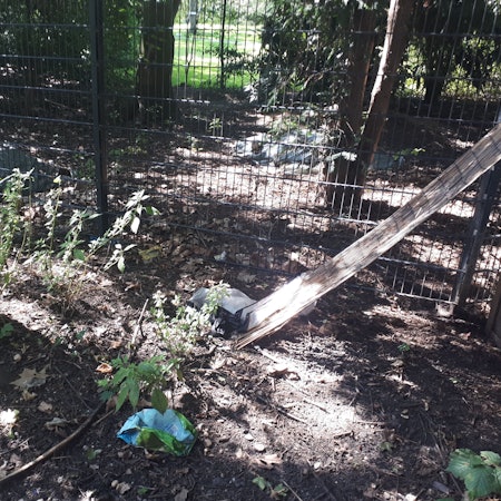 Dreckige Ecken, Überreste von lagernden Personen liegen auf der Erde.