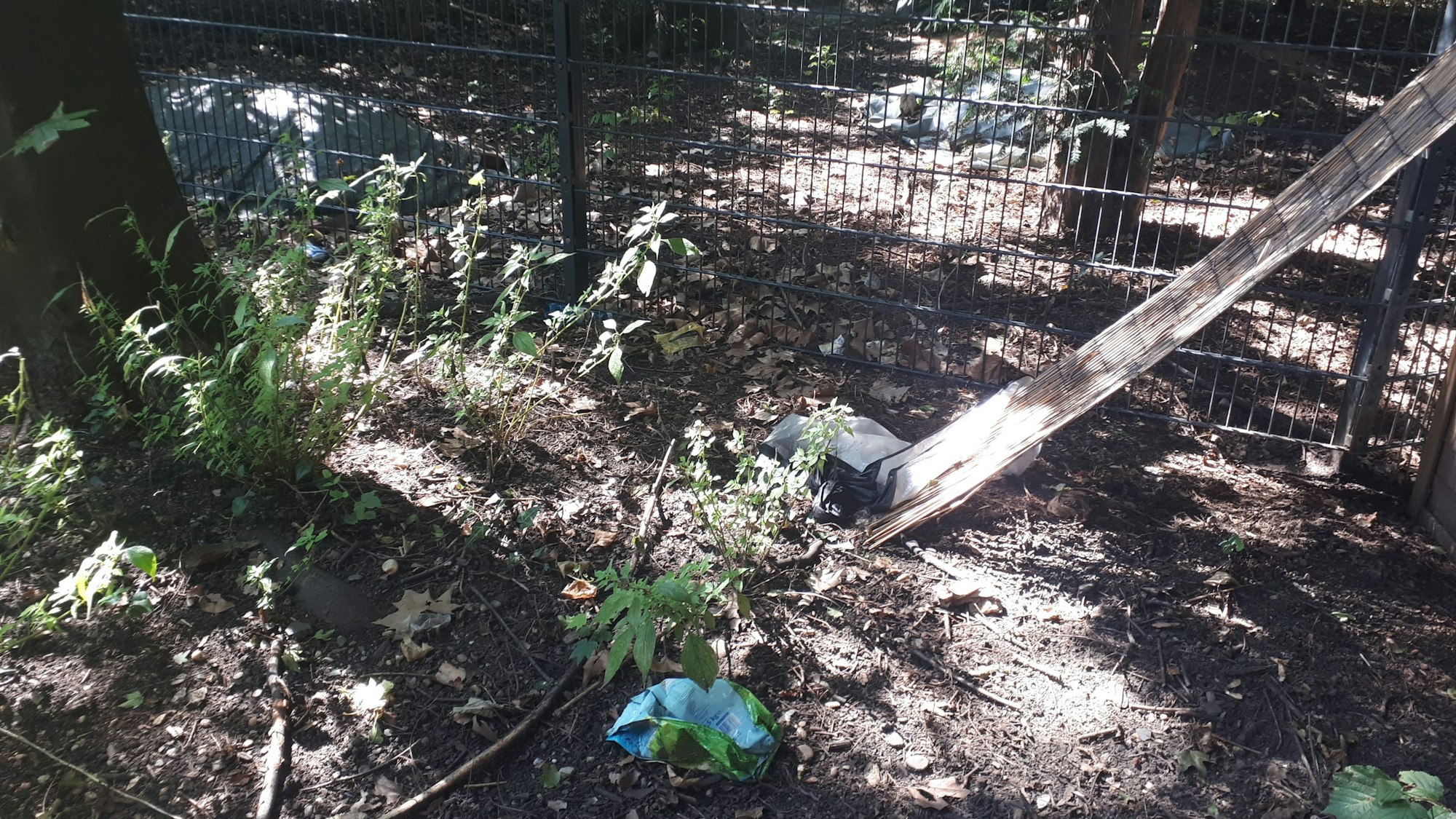 Dreckige Ecken, Überreste von lagernden Personen liegen auf der Erde.