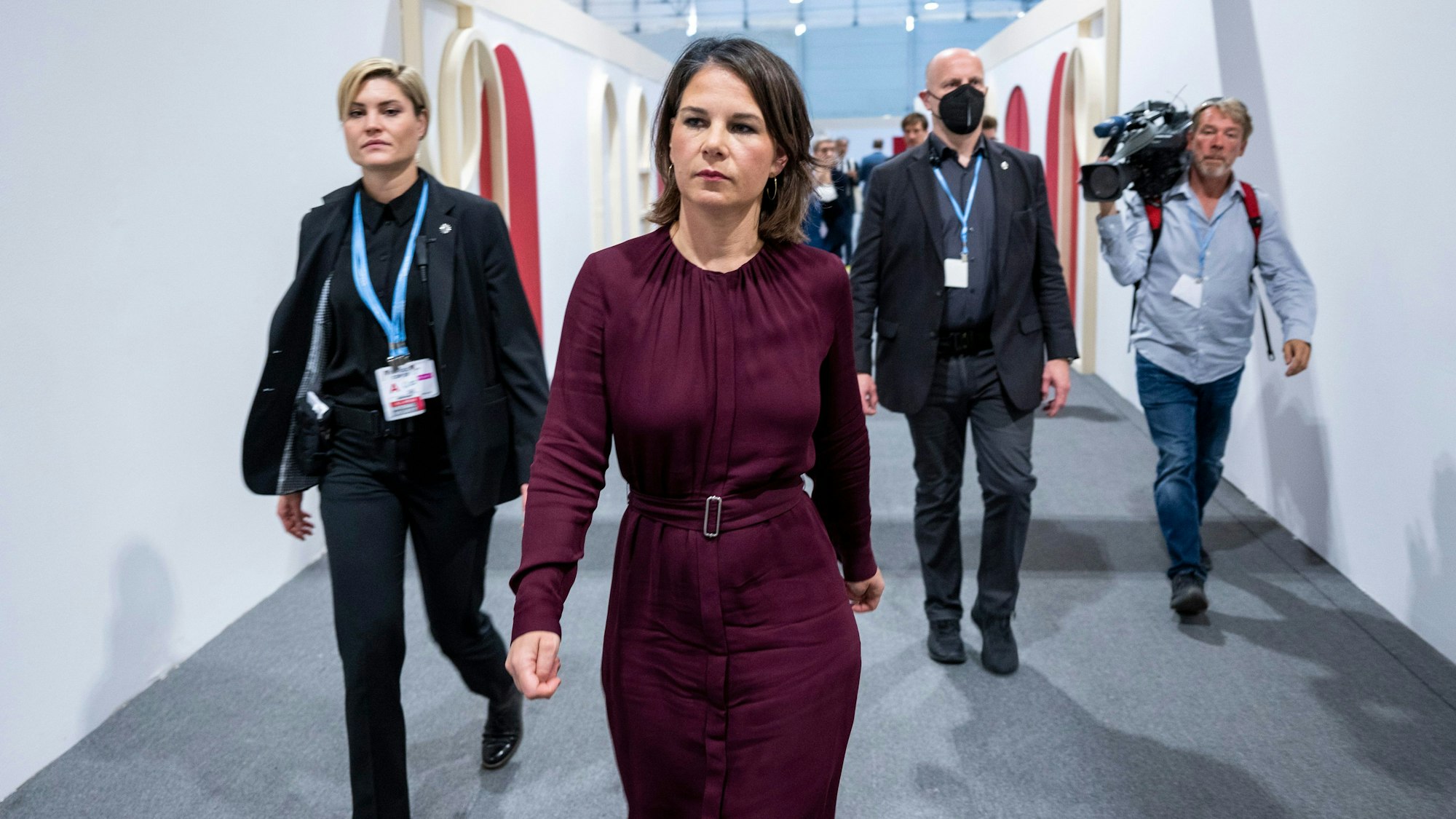 Annalena Baerbock (Bündnis 90/Die Grünen), Außenministerin von Deutschland, geht beim UN-Klimagipfel COP27 nach einer Pressekonferenz.