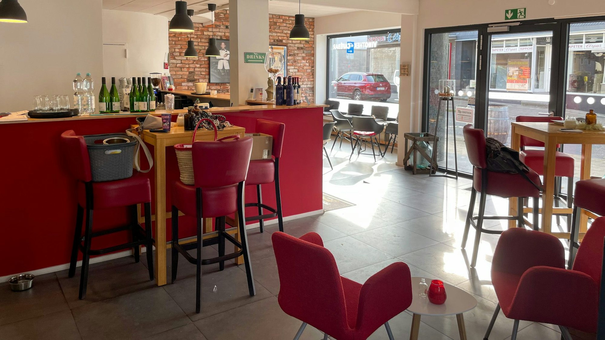 Ein Blick in den Gastraum des Weinhandels in Leichlingen.