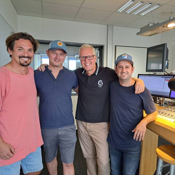 Dominik Schönenborn von Cat Ballou, Veranstalter Jochen Gasser, Mitveranstalter Thomas Deloy von der Gaffel und Dominik Becker im Podcaststudio für die Aufnahme von Kölsch & Jot.