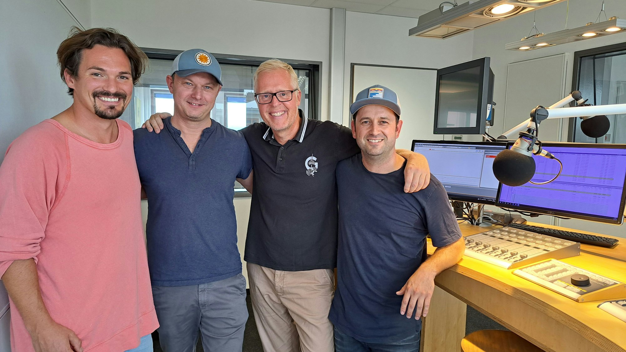 Dominik Schönenborn von Cat Ballou, Veranstalter Jochen Gasser, Mitveranstalter Thomas Deloy von der Gaffel und Dominik Becker im Podcaststudio für die Aufnahme von Kölsch & Jot.