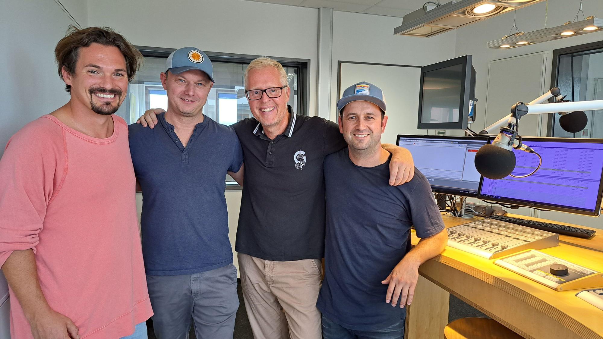 Dominik Schönenborn von Cat Ballou, Veranstalter Jochen Gasser, Mitveranstalter Thomas Deloy von der Gaffel und Dominik Becker im Podcaststudio für die Aufnahme von Kölsch & Jot.