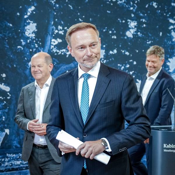 Christian Lindner (M, FDP), Bundesminister der Finanzen, Bundeskanzler Olaf Scholz (l, SPD) und Robert Habeck (Bündnis 90/Die Grünen), Bundesminister für Wirtschaft und Klimaschutz, geben am Rande der Halbzeit-Klausur vor Schloss Meseberg ein Pressestatement. Kanzler Scholz und seine 16 Minister beraten bei der fünften Klausurtagung der Ampelregierung über die aktuellen Themen der Koalition.