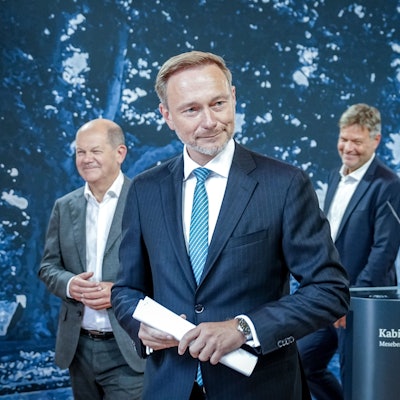 Christian Lindner (M, FDP), Bundesminister der Finanzen, Bundeskanzler Olaf Scholz (l, SPD) und Robert Habeck (Bündnis 90/Die Grünen), Bundesminister für Wirtschaft und Klimaschutz, geben am Rande der Halbzeit-Klausur vor Schloss Meseberg ein Pressestatement. Kanzler Scholz und seine 16 Minister beraten bei der fünften Klausurtagung der Ampelregierung über die aktuellen Themen der Koalition.