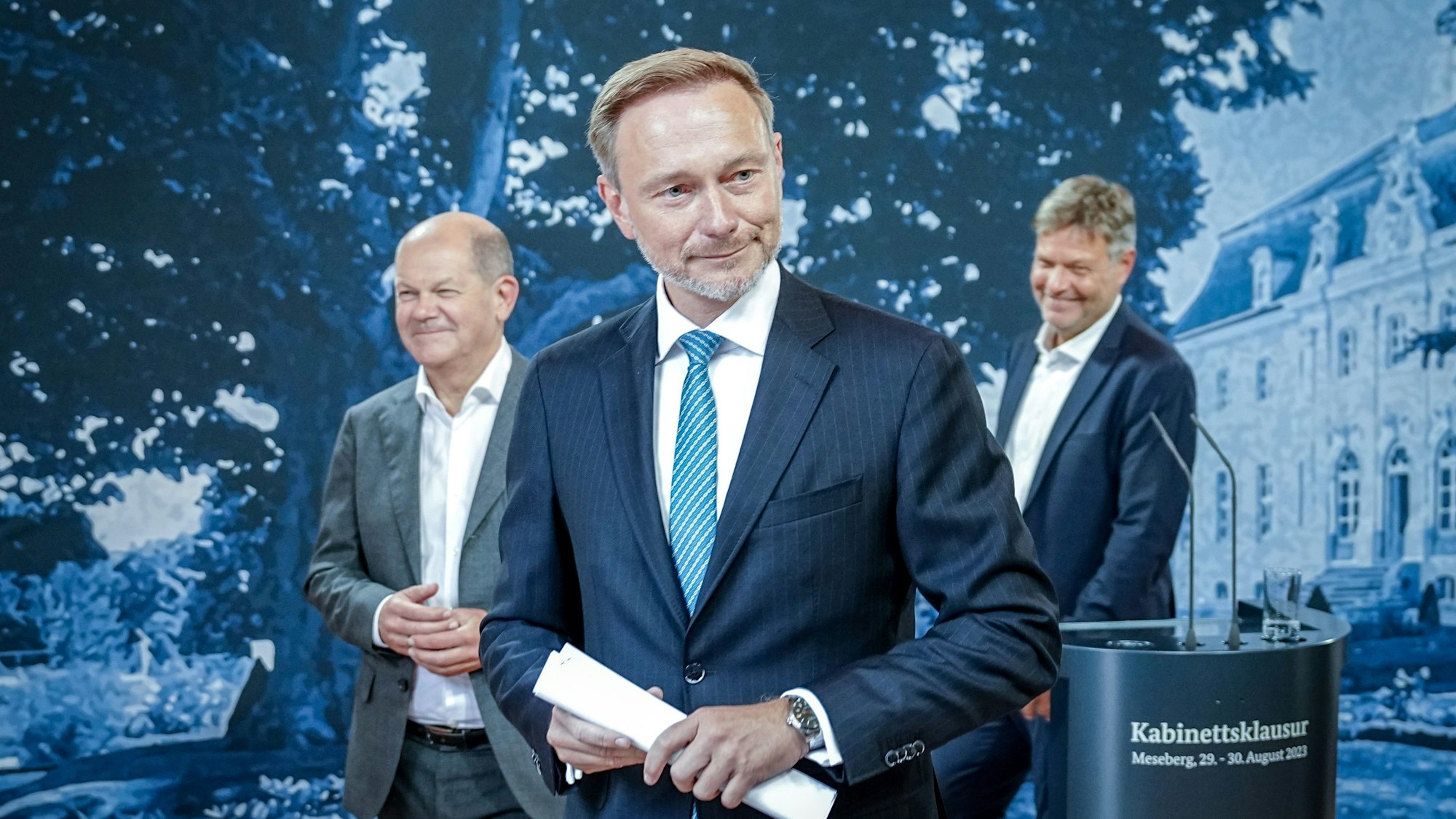 Christian Lindner (M, FDP), Bundesminister der Finanzen, Bundeskanzler Olaf Scholz (l, SPD) und Robert Habeck (Bündnis 90/Die Grünen), Bundesminister für Wirtschaft und Klimaschutz, geben am Rande der Halbzeit-Klausur vor Schloss Meseberg ein Pressestatement. Kanzler Scholz und seine 16 Minister beraten bei der fünften Klausurtagung der Ampelregierung über die aktuellen Themen der Koalition.