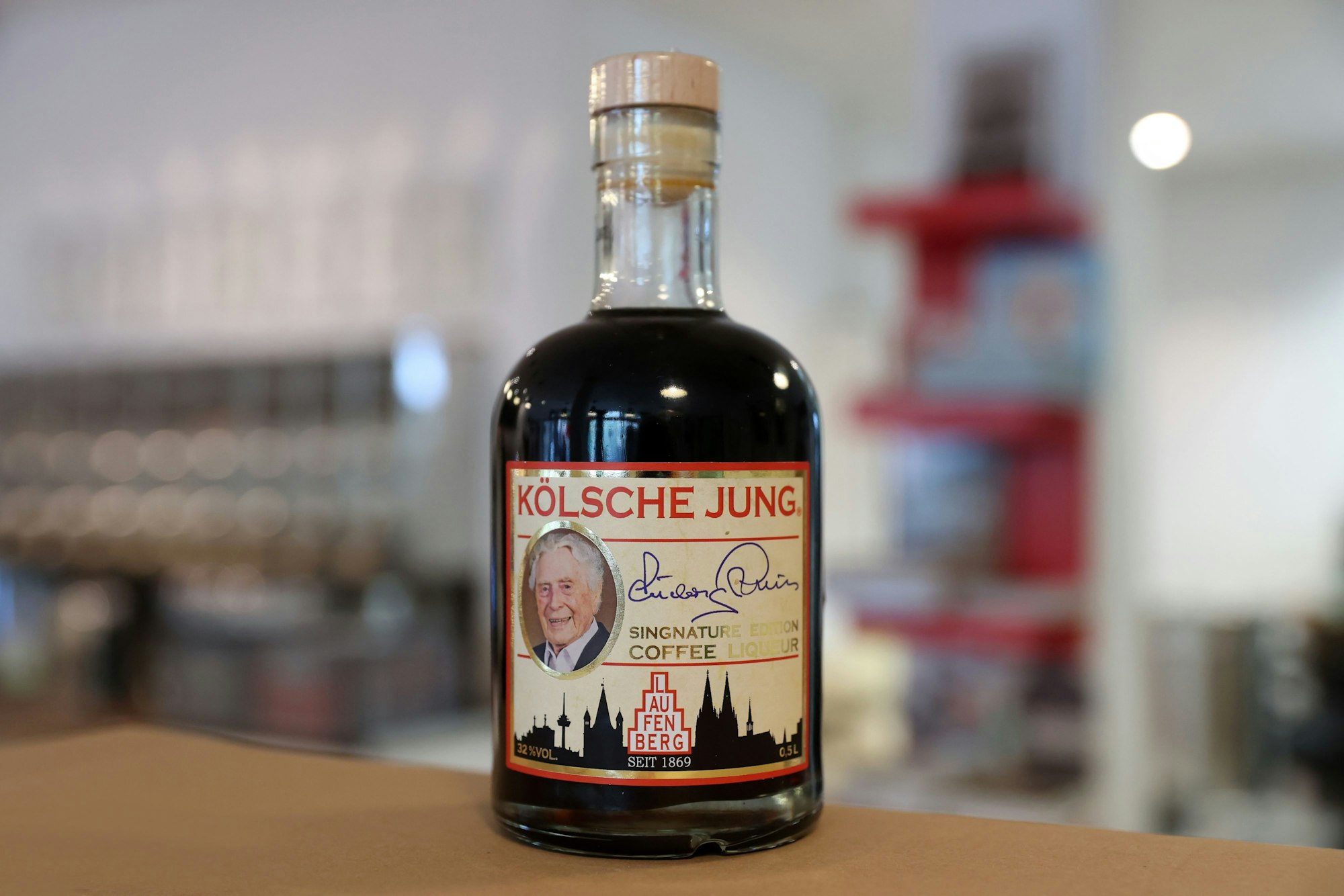 Der Kaffeelikör Kölsche Jung zu Ehren von Ludwig Sebus.