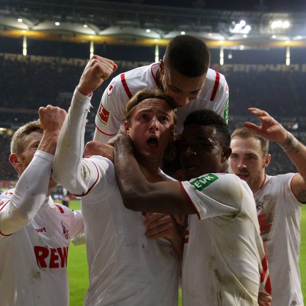 Spieler des 1. FC Köln umringen ihren Kollegen Sebastian Bornauw nach seinem Torerfolg. Einer springt ihm von hinten auf die Schultern.