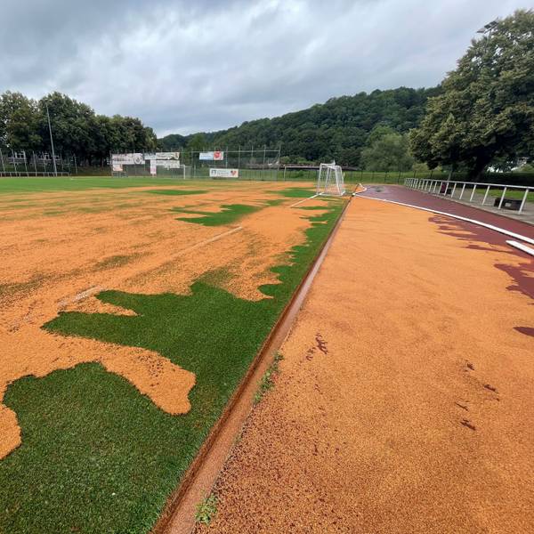 Starkregen hat das Korkgranulat auf dem frisch sanierten Kunstrasenplatz der Ewald-Müller-Sportanlage ausgeschwemmt.