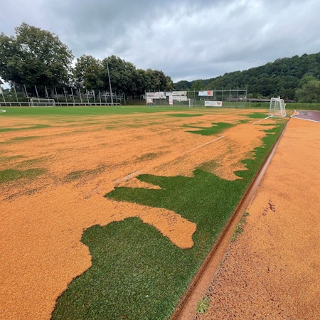 Starkregen hat das Korkgranulat auf dem frisch sanierten Kunstrasenplatz der Ewald-Müller-Sportanlage ausgeschwemmt.