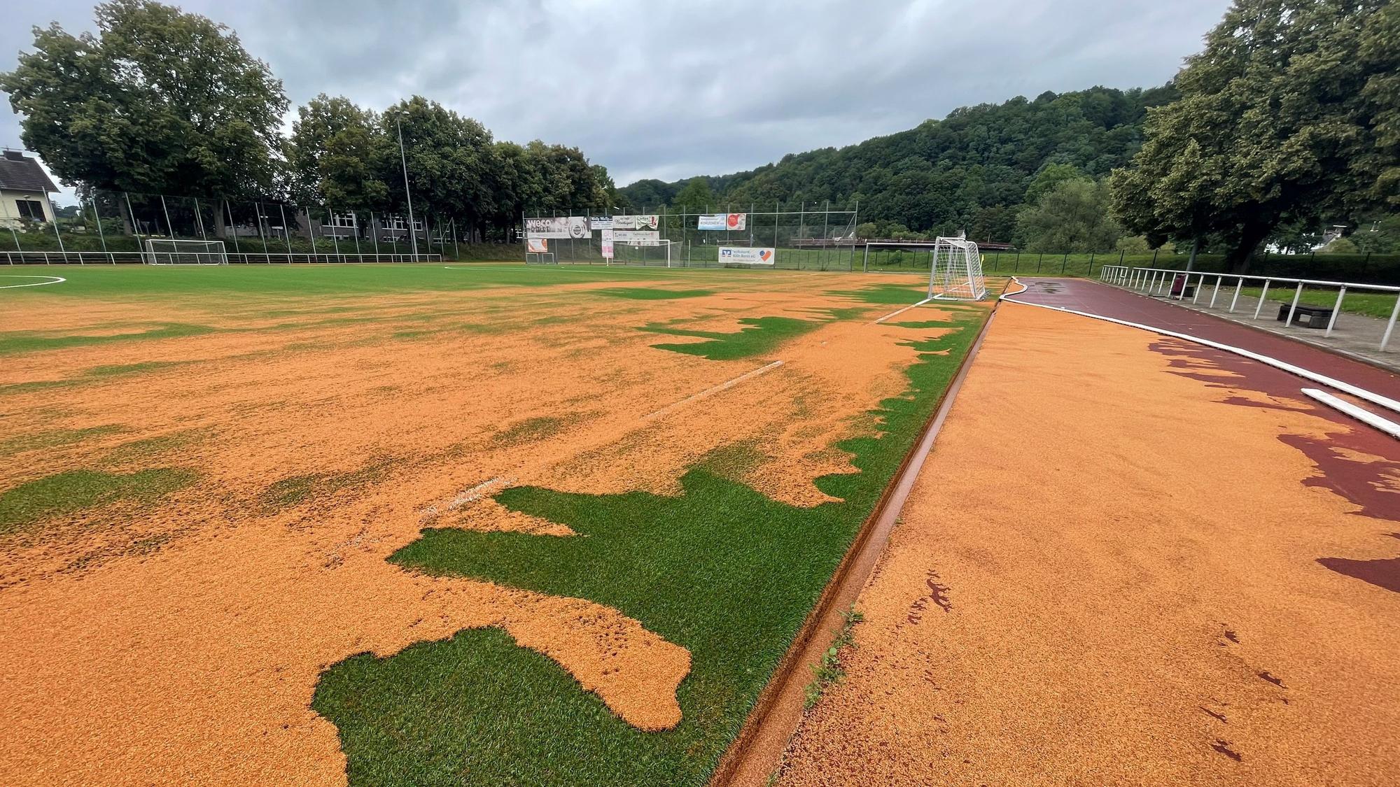 Starkregen hat das Korkgranulat auf dem frisch sanierten Kunstrasenplatz der Ewald-Müller-Sportanlage ausgeschwemmt.