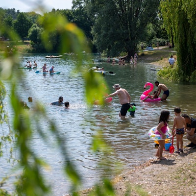 Menschen baden im Fühlinger See.