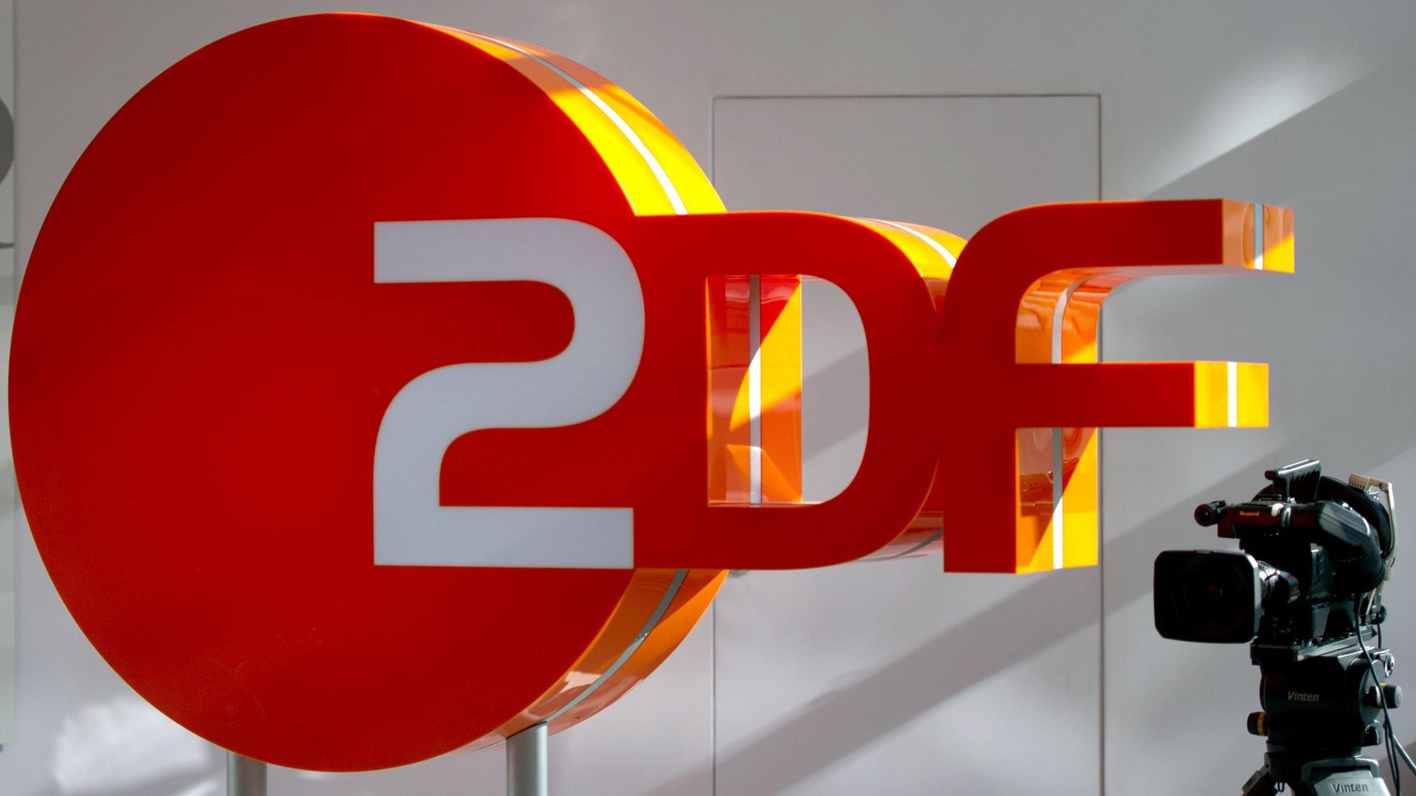 Das ZDF-Logo, aufgenommen am 11.10.2012 neben einer Kamera auf der Buchmesse in Frankfurt am Main.