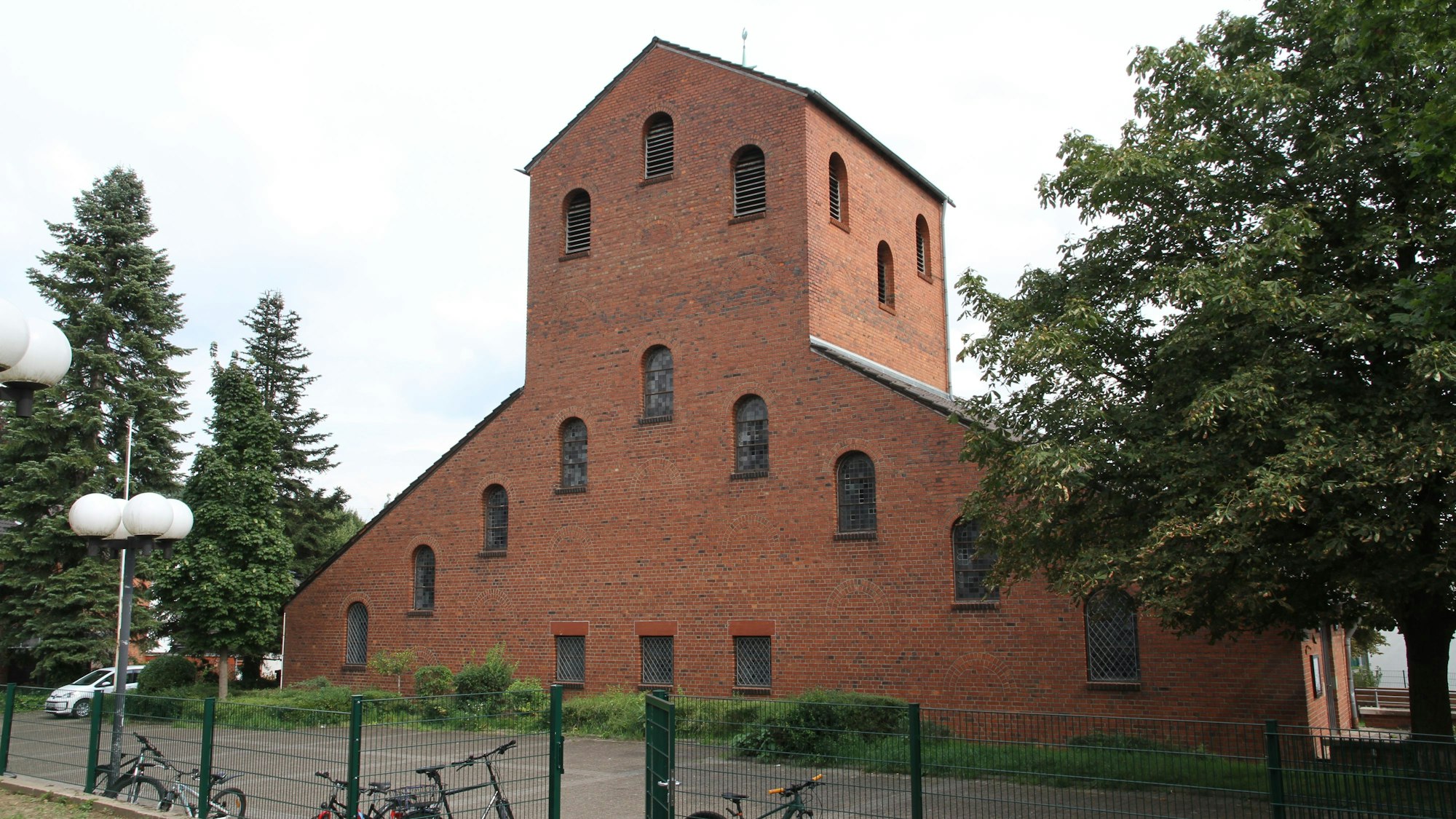 Eine aus Backsteinen gebaute Kirche.